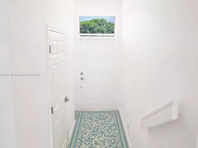 Дом в аренду по адресу 1998 NE 7th St 104 - фото 6812393