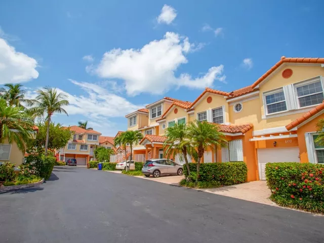 Дом в аренду по адресу 1998 NE 7th St 104 - фото 6812411