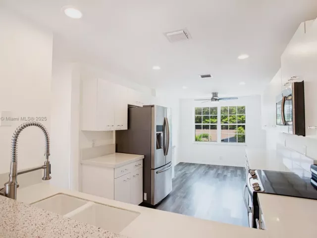 Дом в аренду по адресу 1998 NE 7th St 104 - фото 6812395