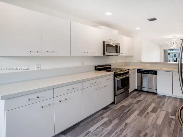 Дом в аренду по адресу 1998 NE 7th St 104 - фото 6812396