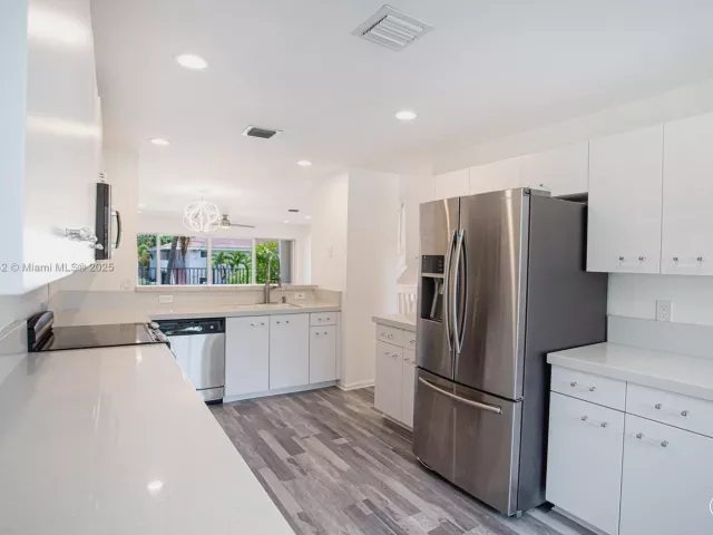 Дом в аренду по адресу 1998 NE 7th St 104 - фото 6812397