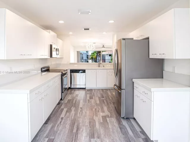 Дом в аренду по адресу 1998 NE 7th St 104 - фото 6812398