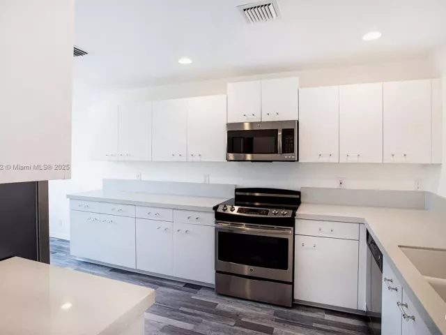 Дом в аренду по адресу 1998 NE 7th St 104 - фото 6812399