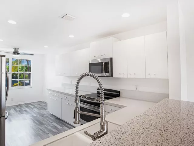 Дом в аренду по адресу 1998 NE 7th St 104 - фото 6812400