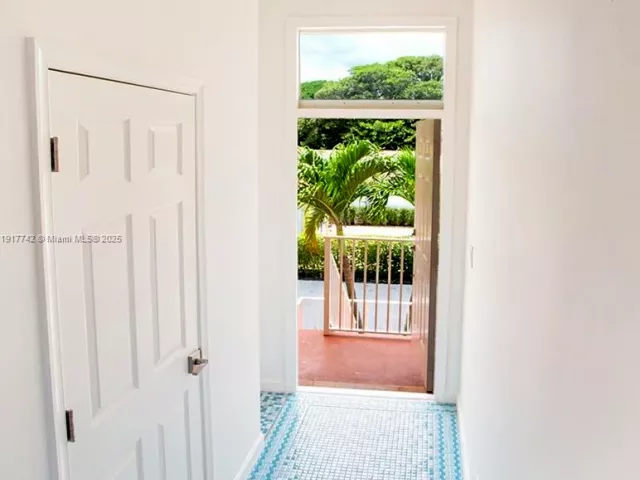 Дом в аренду по адресу 1998 NE 7th St 104 - фото 6812392