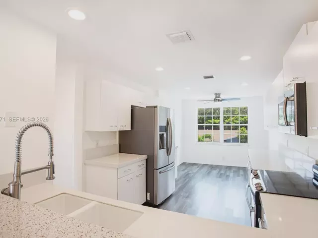 Продажа дома по адресу 1998 NE 7th St 104 - фото 6812376