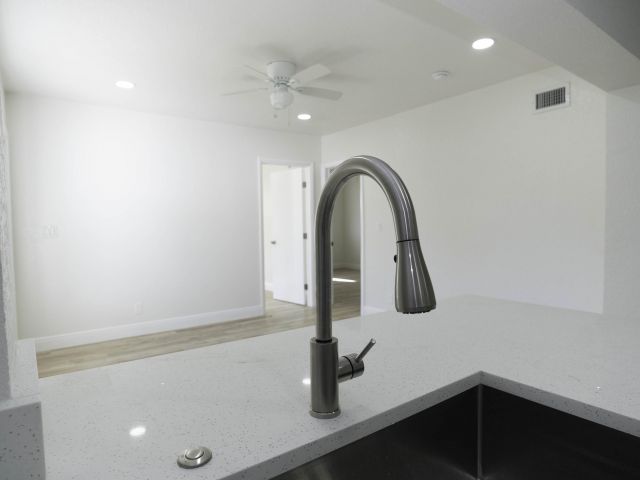 Продажа дома по адресу 924 NW 11th Court - фото 6812937