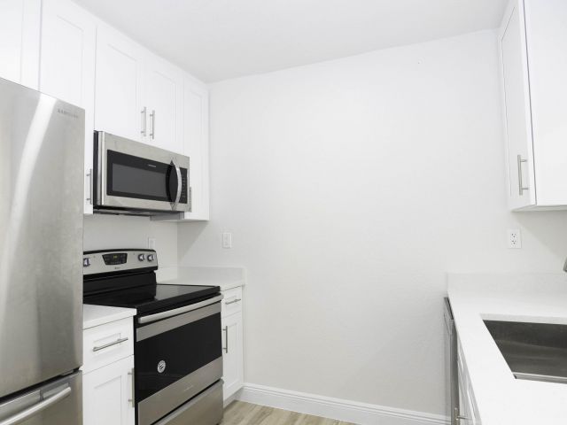 Продажа дома по адресу 924 NW 11th Court - фото 6812948