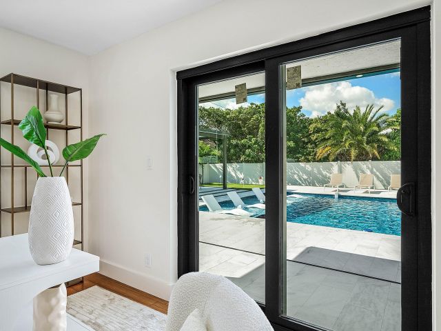 Продажа дома по адресу 1120 SW 16th Street - фото 6830560