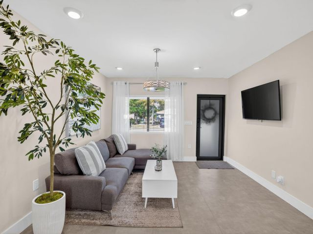 Продажа дома по адресу 254 NE 20th Street - фото 6826353