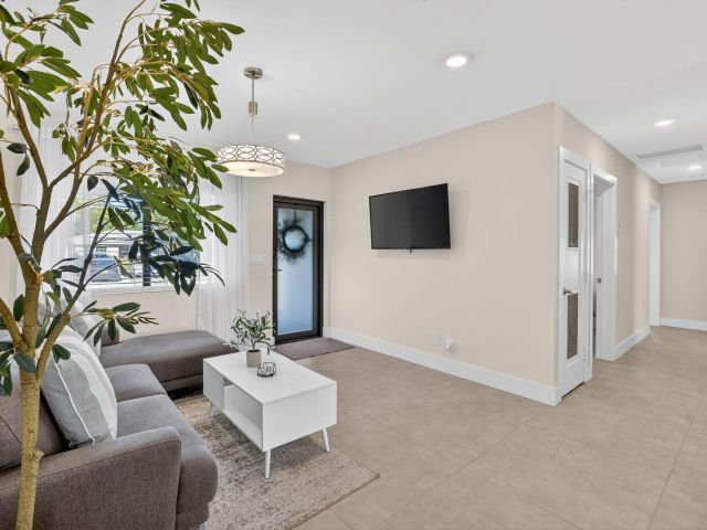 Продажа дома по адресу 254 NE 20th Street - фото 6826354