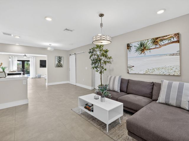 Продажа дома по адресу 254 NE 20th Street - фото 6826355