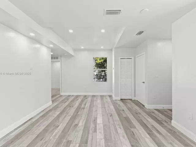 Продажа дома по адресу 5820 NW 3 AVE - фото 6813315
