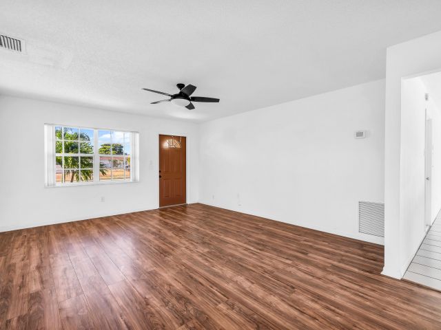 Дом в аренду по адресу 10905 Eureka Street - фото 6830522