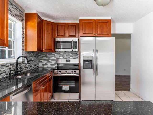 Дом в аренду по адресу 10905 Eureka Street - фото 6830526