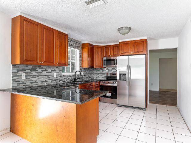 Дом в аренду по адресу 10905 Eureka Street - фото 6830528