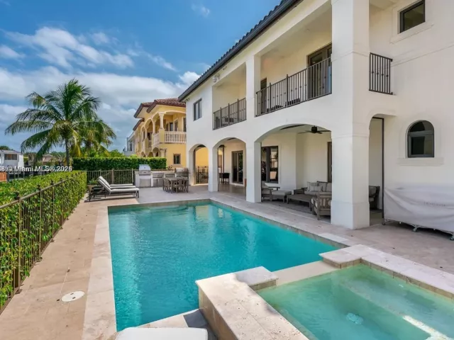 Дом в аренду по адресу 16433 NE 31st Ave - фото 6815266