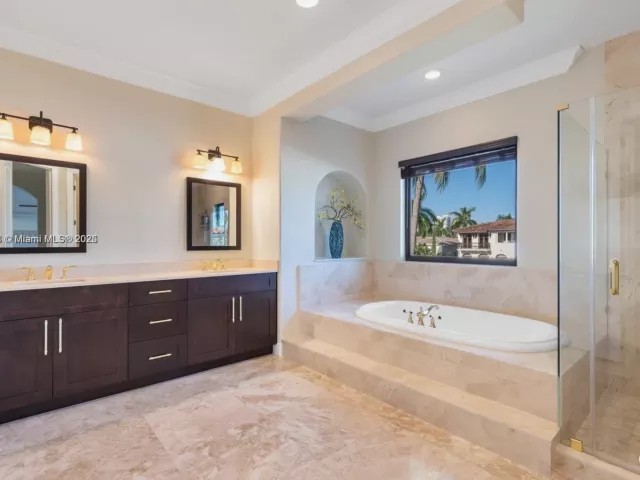 Дом в аренду по адресу 16433 NE 31st Ave - фото 6815262