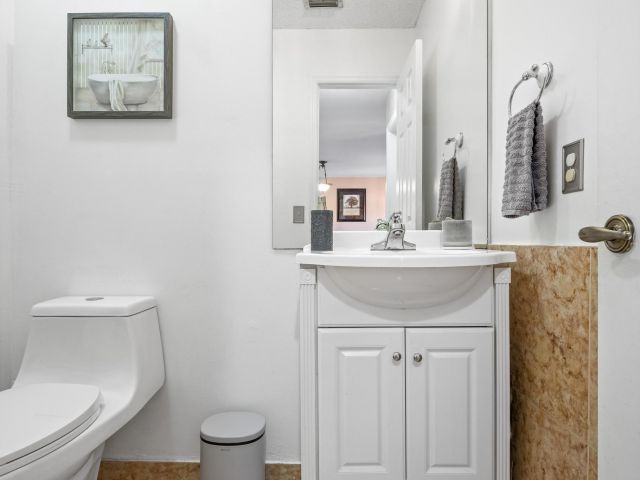 Продажа дома по адресу 940 SW 96th Avenue - фото 6830874