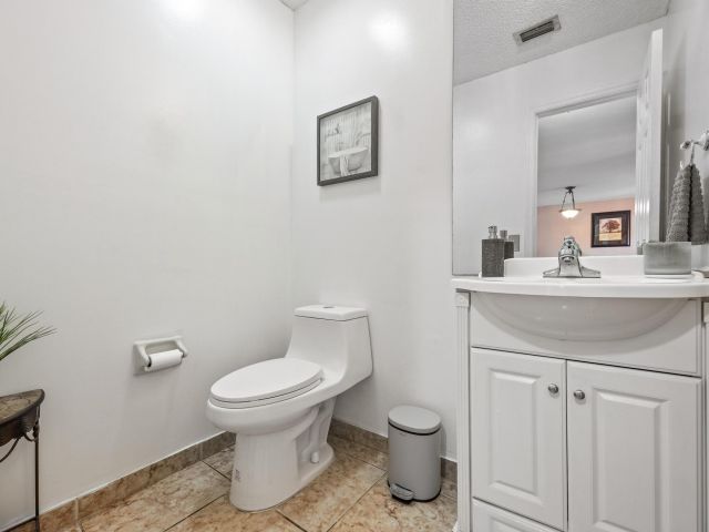 Продажа дома по адресу 940 SW 96th Avenue - фото 6830875