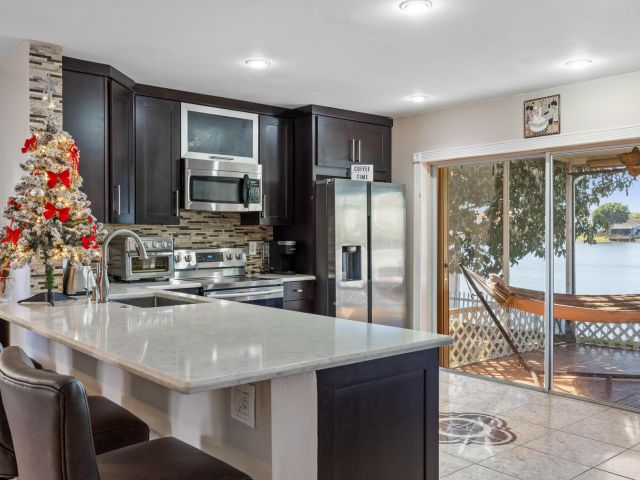 Продажа дома по адресу 940 SW 96th Avenue - фото 6830876