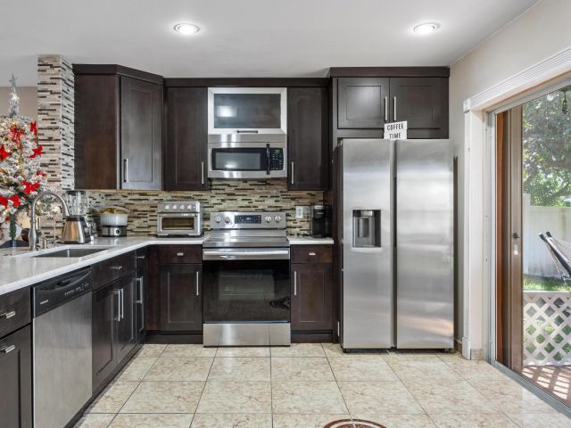 Продажа дома по адресу 940 SW 96th Avenue - фото 6830879