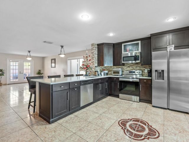 Продажа дома по адресу 940 SW 96th Avenue - фото 6830880