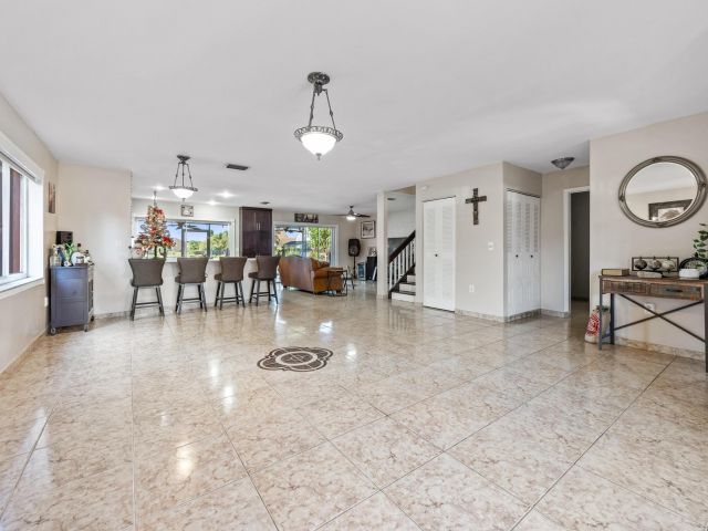 Продажа дома по адресу 940 SW 96th Avenue - фото 6830881