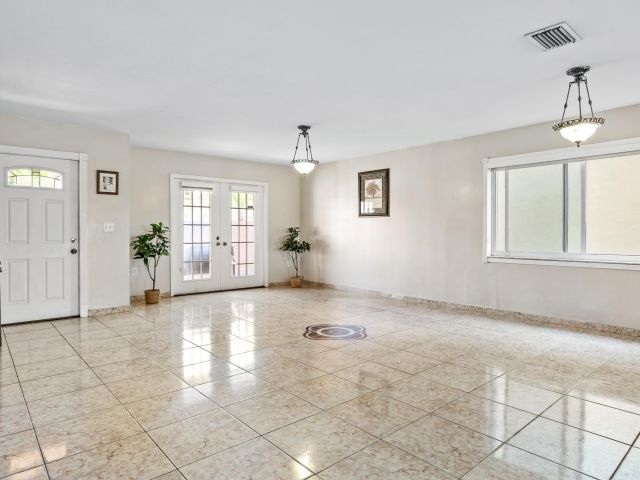 Продажа дома по адресу 940 SW 96th Avenue - фото 6830884