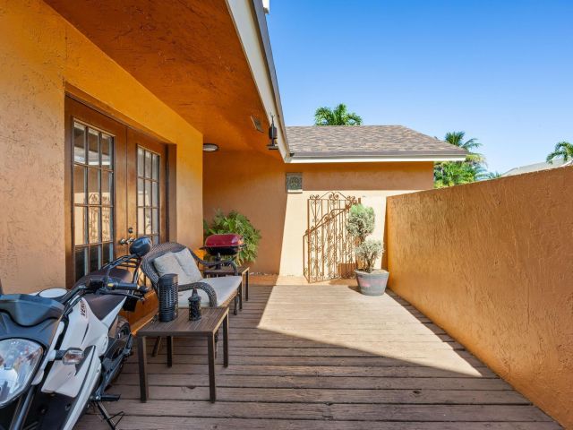 Продажа дома по адресу 940 SW 96th Avenue - фото 6830885