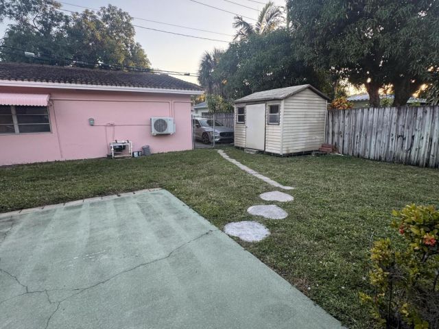 Продажа дома по адресу 1600 Van Buren Street - фото 6831314