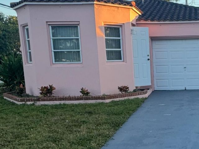 Продажа дома по адресу 1600 Van Buren Street - фото 6831316