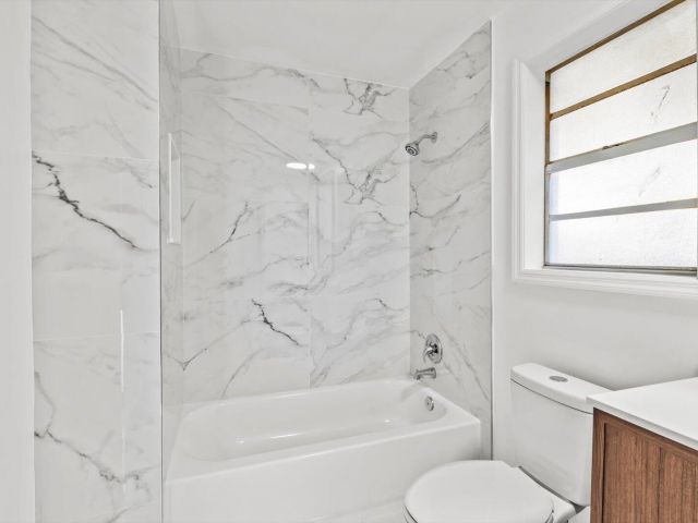 Продажа дома по адресу 937 NE 25th Avenue - фото 6831593