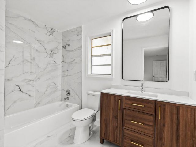 Продажа дома по адресу 937 NE 25th Avenue - фото 6831594