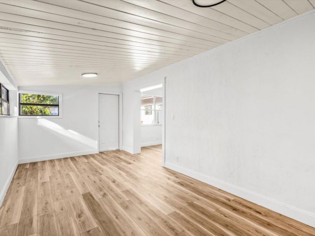 Продажа дома по адресу 937 NE 25th Avenue - фото 6831597