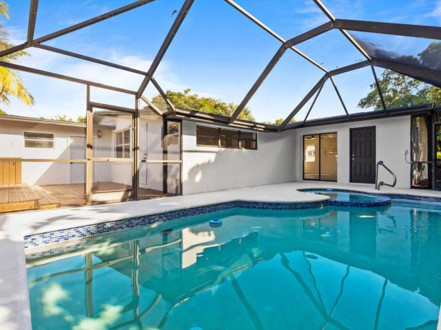 Продажа дома по адресу 937 NE 25th Avenue - фото 6831610