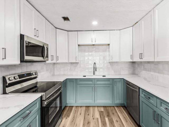 Продажа дома по адресу 937 NE 25th Avenue - фото 6831611