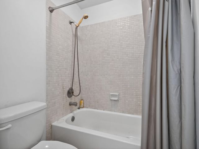 Продажа дома по адресу 20130 NW 34th Court - фото 6818125