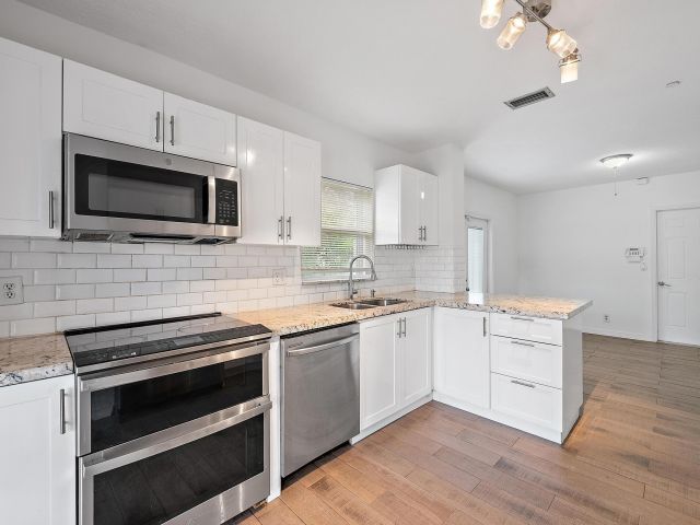 Дом в аренду по адресу 4631 Brook Drive - фото 6830042