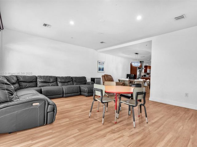 Продажа дома по адресу 1162 98th St 4 - фото 6820889