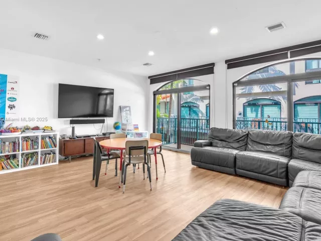 Продажа дома по адресу 1162 98th St 4 - фото 6820891