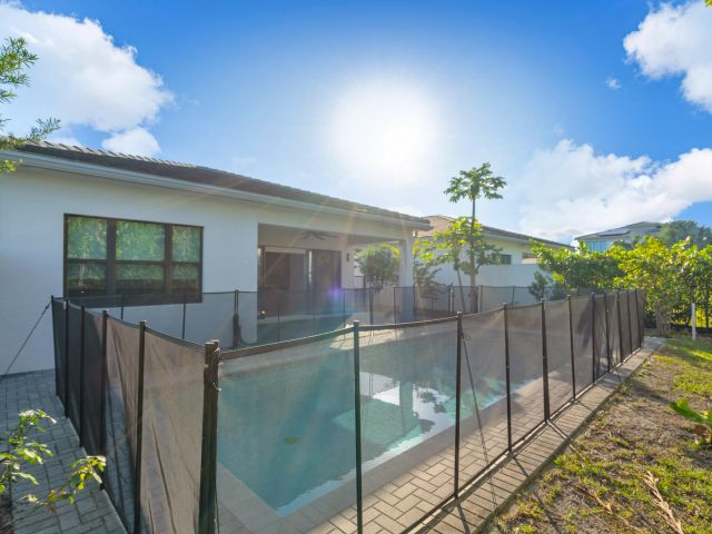 Продажа дома по адресу 8281 Oceanus Drive - фото 6830251