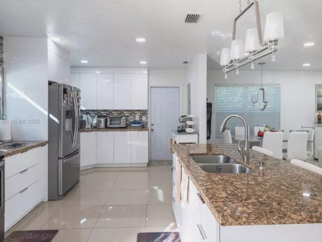 Продажа дома по адресу 1531 NW 182nd St - фото 6822041