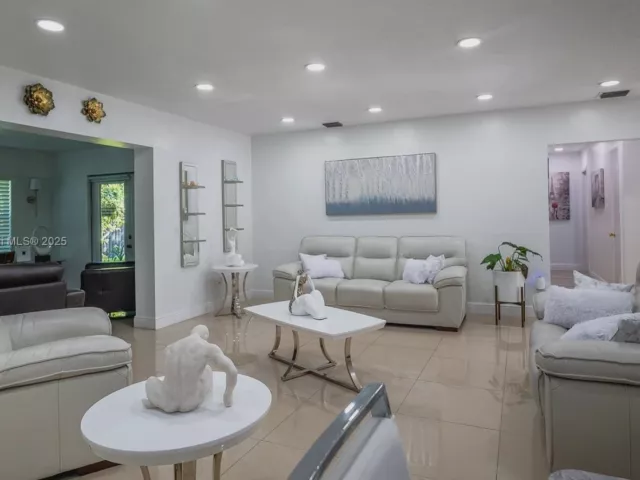 Продажа дома по адресу 1531 NW 182nd St - фото 6822034