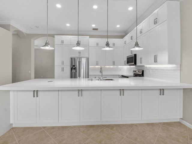 Продажа дома по адресу 7232 Morocca Lake Drive - фото 6823765