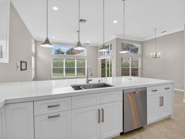 Продажа дома по адресу 7232 Morocca Lake Drive - фото 6823770