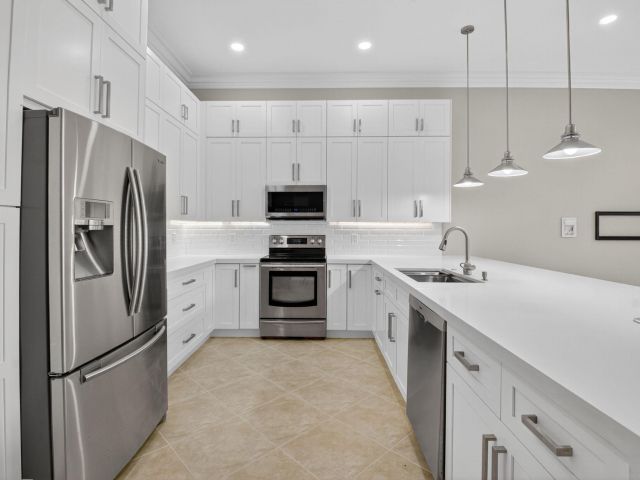 Продажа дома по адресу 7232 Morocca Lake Drive - фото 6823771