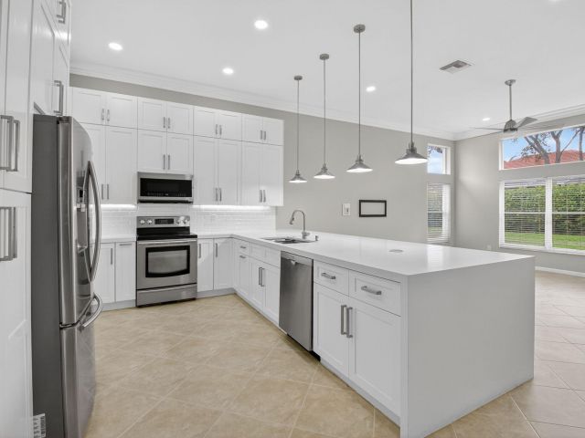 Продажа дома по адресу 7232 Morocca Lake Drive - фото 6823772