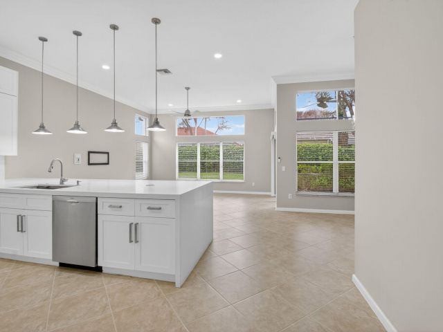 Продажа дома по адресу 7232 Morocca Lake Drive - фото 6823773