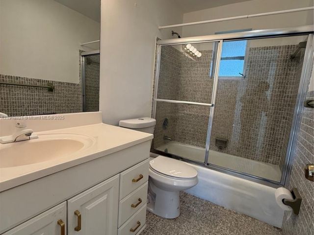 Продажа дома по адресу 300 NW 42nd St - фото 7467632